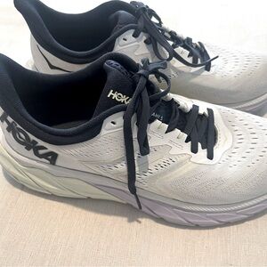 HOKA ONE ARAHI 5 pre owned Women’s 10B white & purple, MSRP $165 GREAT SHAPE